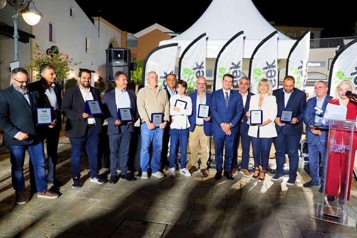 Οι τιμηθέντες των Green Awards 2026 με τον Υπουργό Ενέργειας και τον Εκτελεστικό Πρόεδρο του Ομίλου Cypronetwork