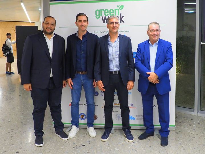Οι βραβευθέντες σπουδαστές των ΜΙΕΕΚ με τους εκπροσώπους των φορέων