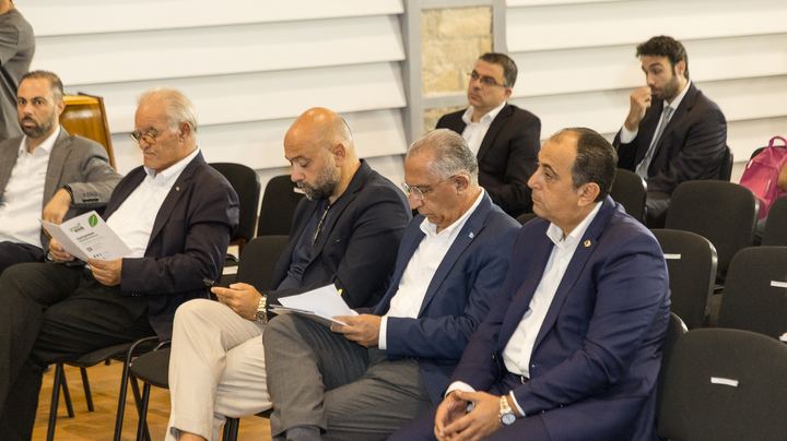 Επίσημοι στην πρώτη σειρά